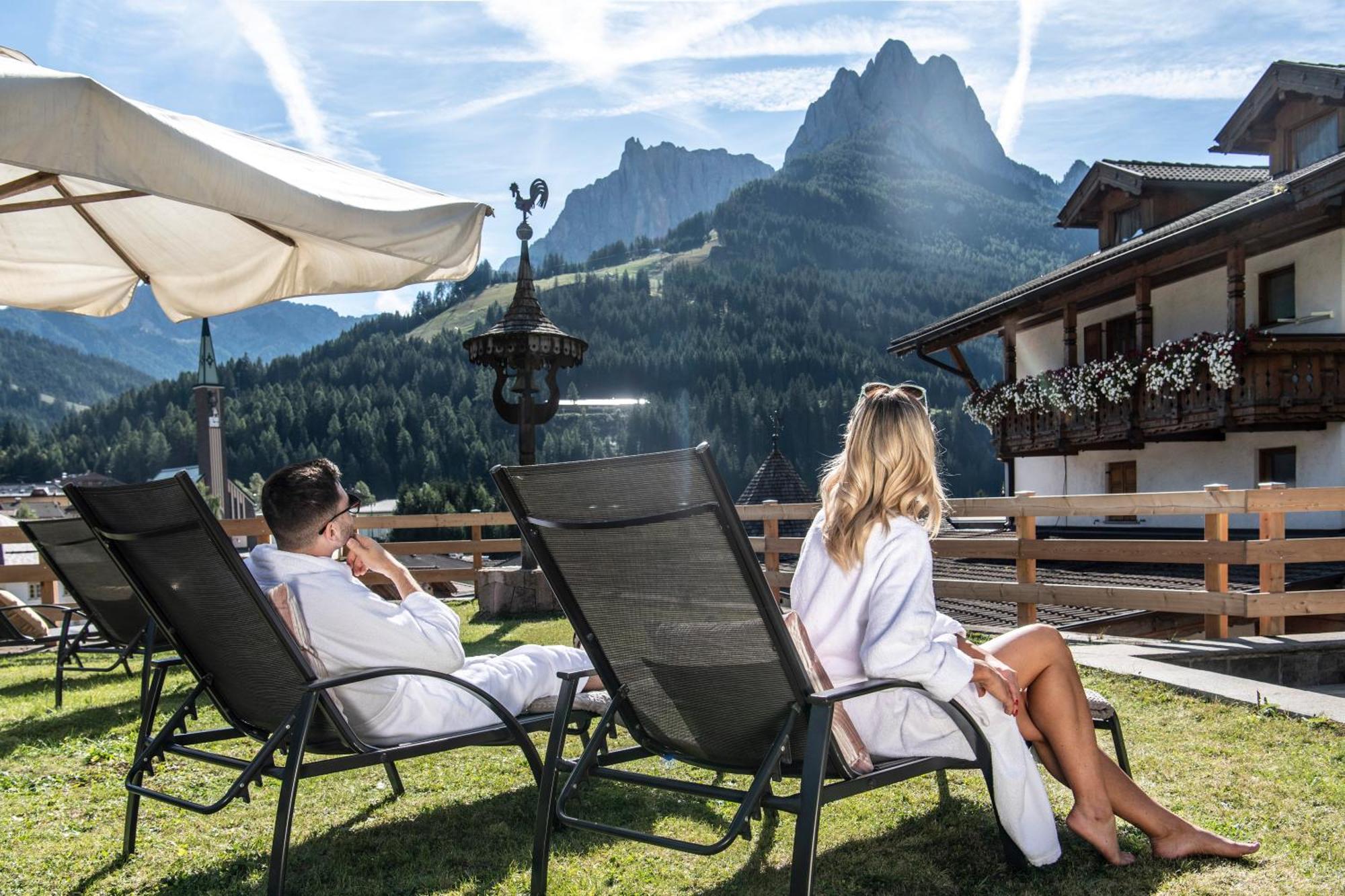 Hotel Ladinia Dolomites View 博萨迪法萨 外观 照片